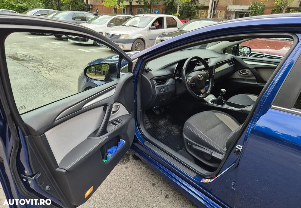 Toyota Avensis 2.0 D-4D Executive - 5