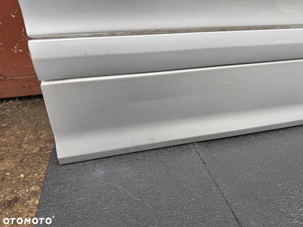 Drzwi prawe Mercedes C-Klasa W203 przód OE - 2