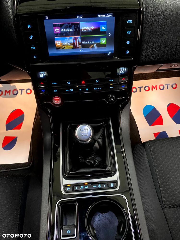 Jaguar XE 2.0 D Prestige - 13