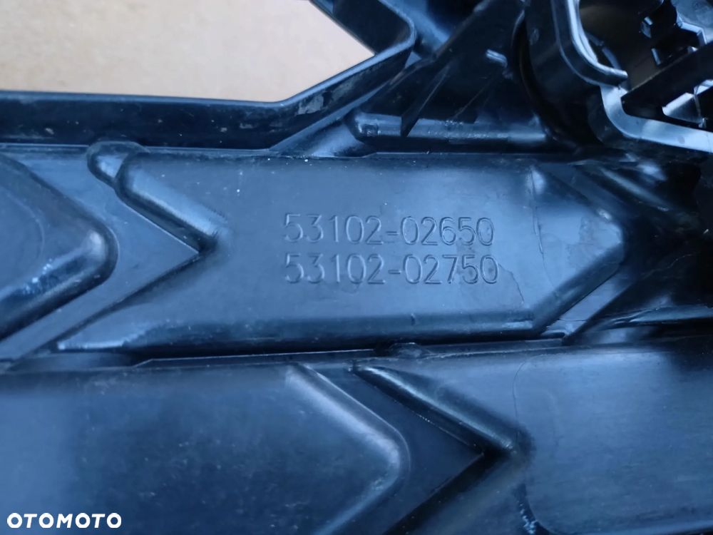 TOYOTA COROLLA E21 LIFT HB 22- 53102-02650 KRATKA W ZDERZAK PRZÓD ORYGINAŁ!  ŁADNA - 12