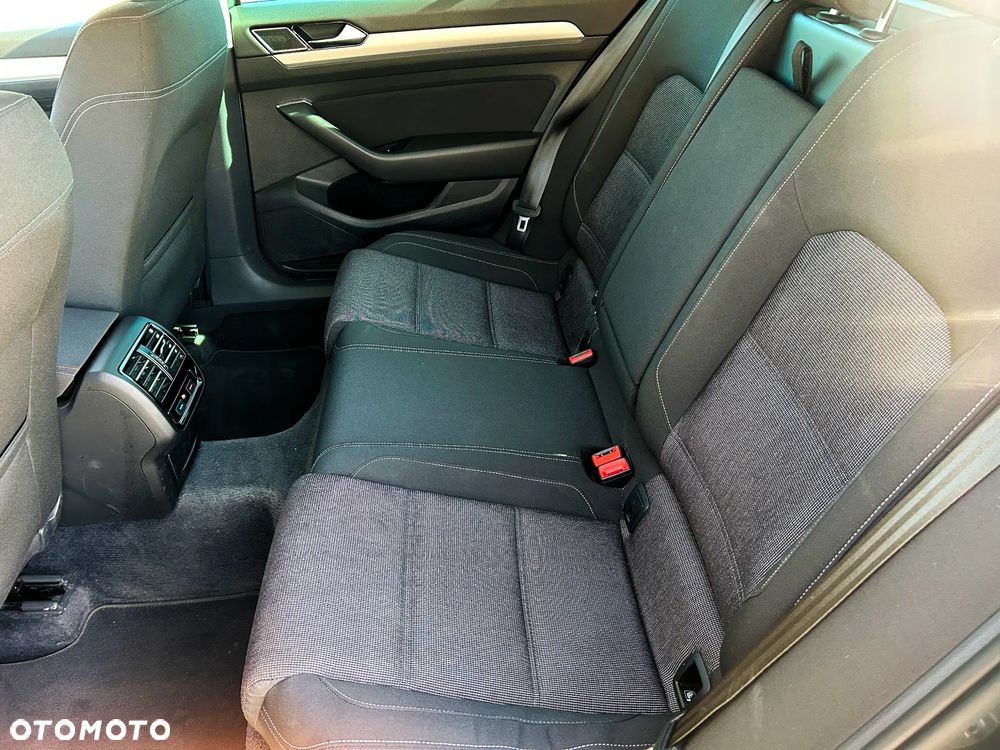 Volkswagen Passat - 8