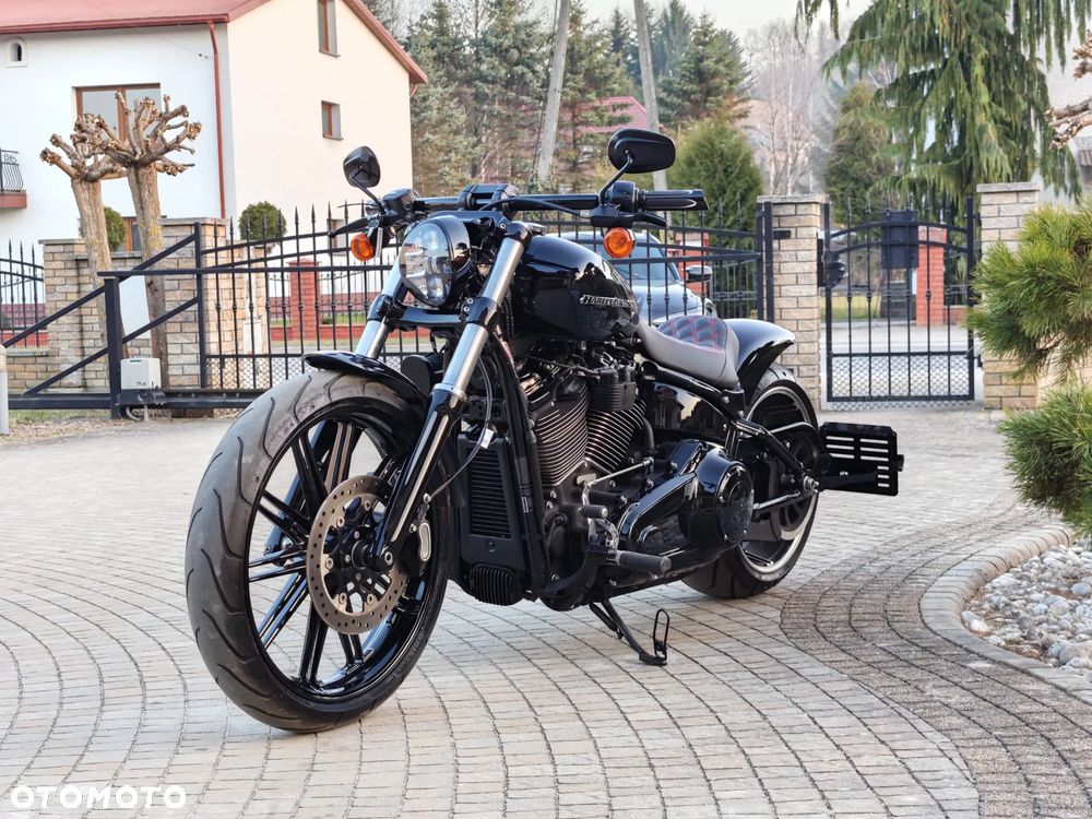 Harley-Davidson Softail Breakout - 23