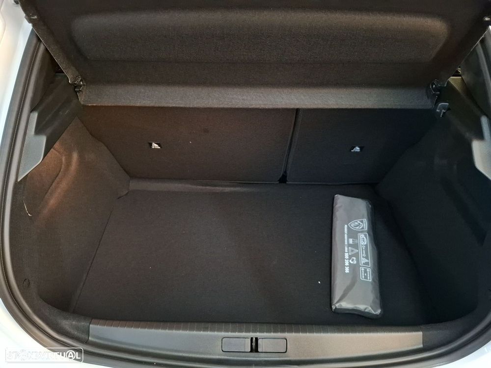 Peugeot 208 1.2 Hybrid Allure e-DCS6 — fotografia 23