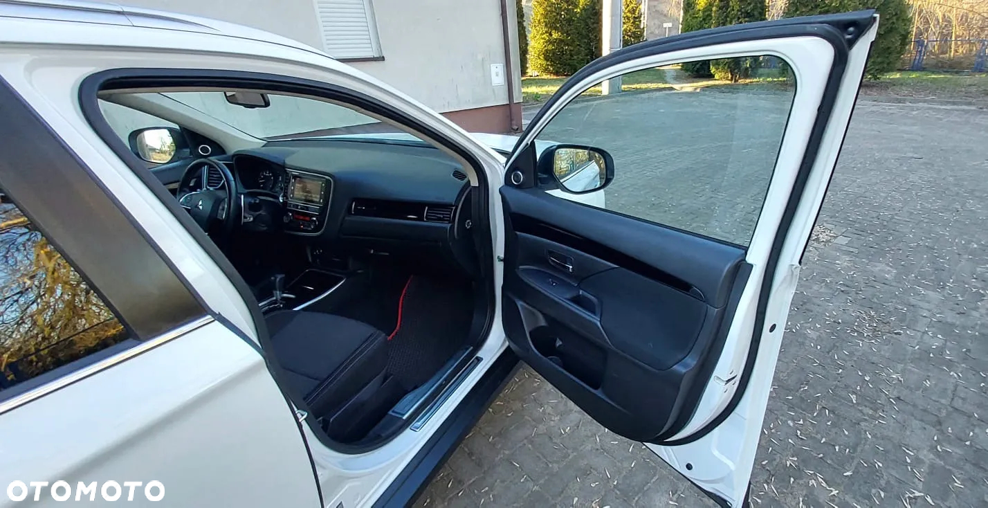 Mitsubishi Outlander 2.0 Instyle Navi 4WD CVT - 18