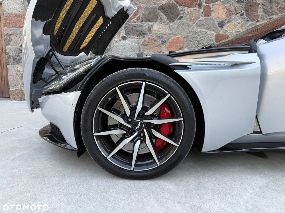 Aston Martin DB11 V12 Coupe - 16