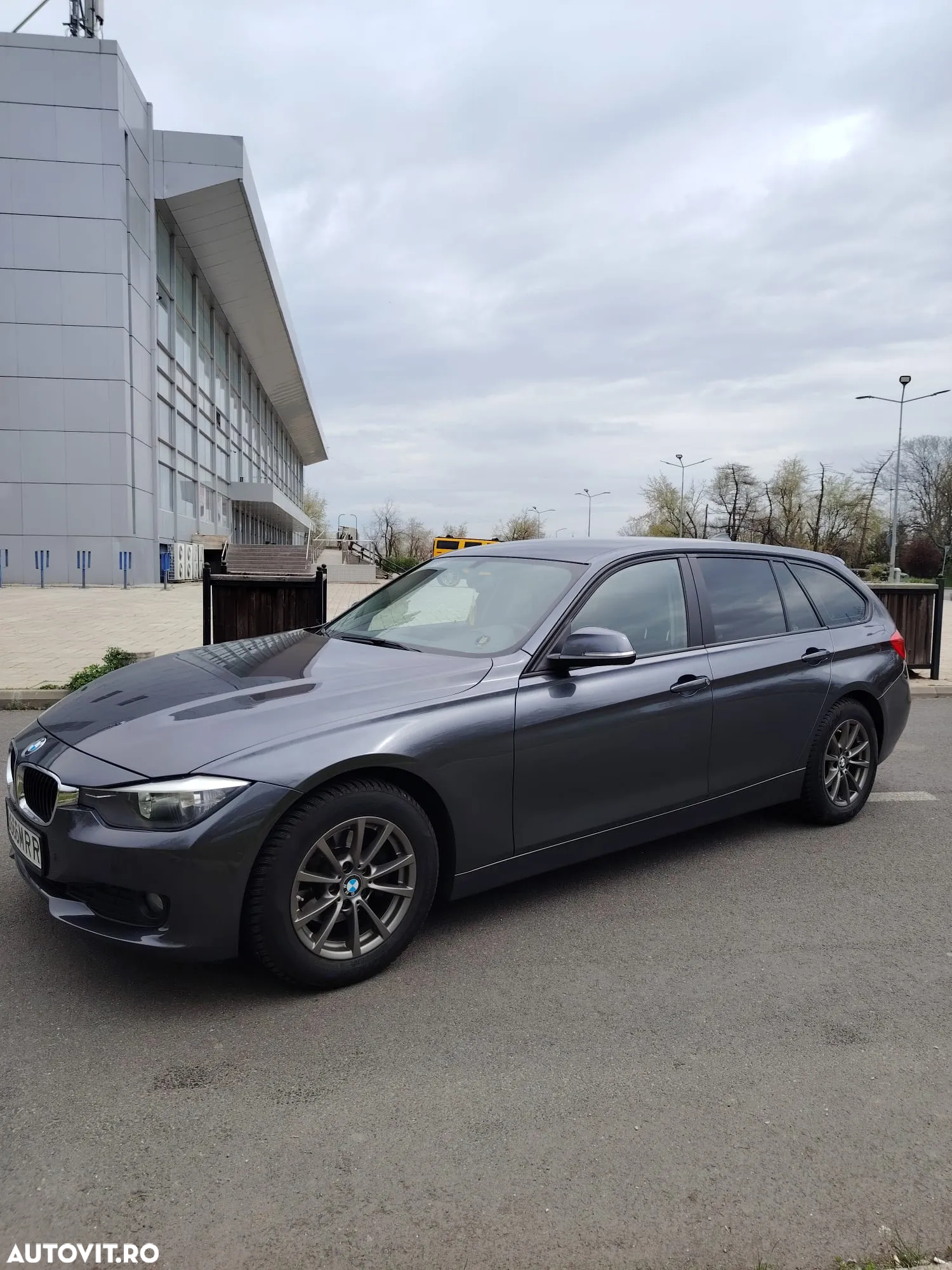 BMW Seria 3 318d DPF Touring Aut. - 2