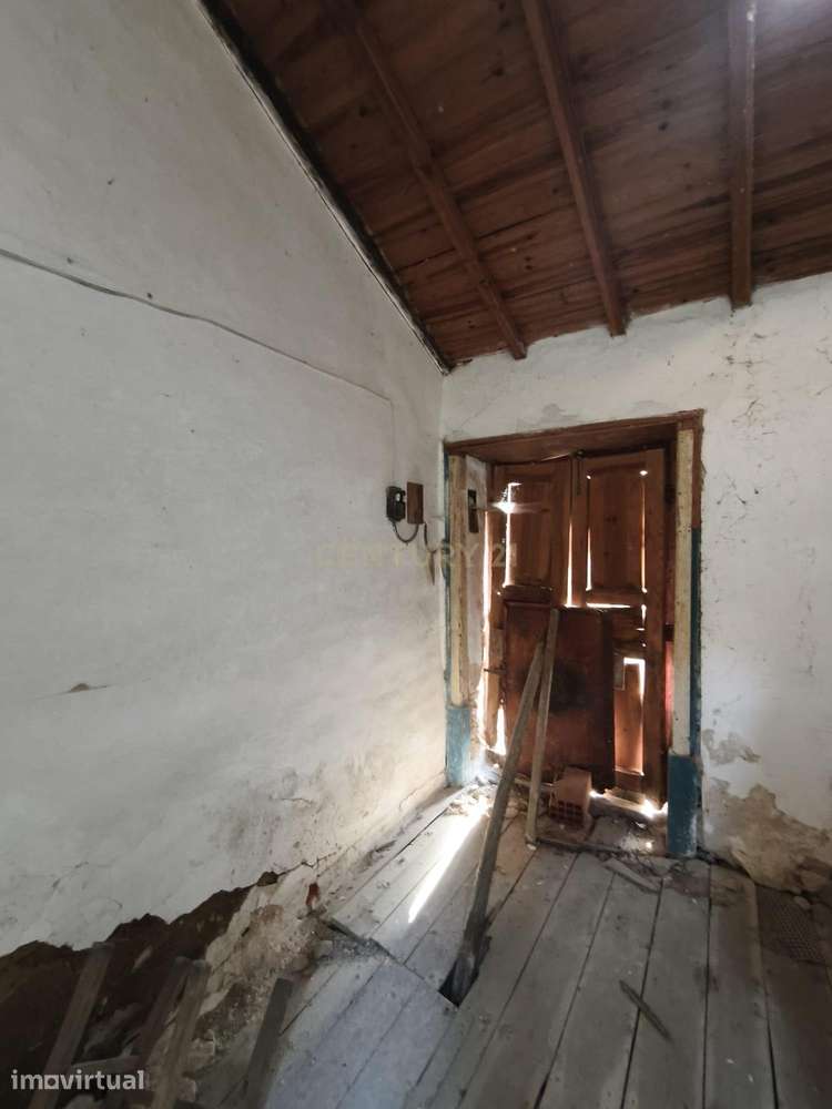 Casa antiga com jardim e logradouro privado para reconstrução em Sobra - Grande imagem: 2/20