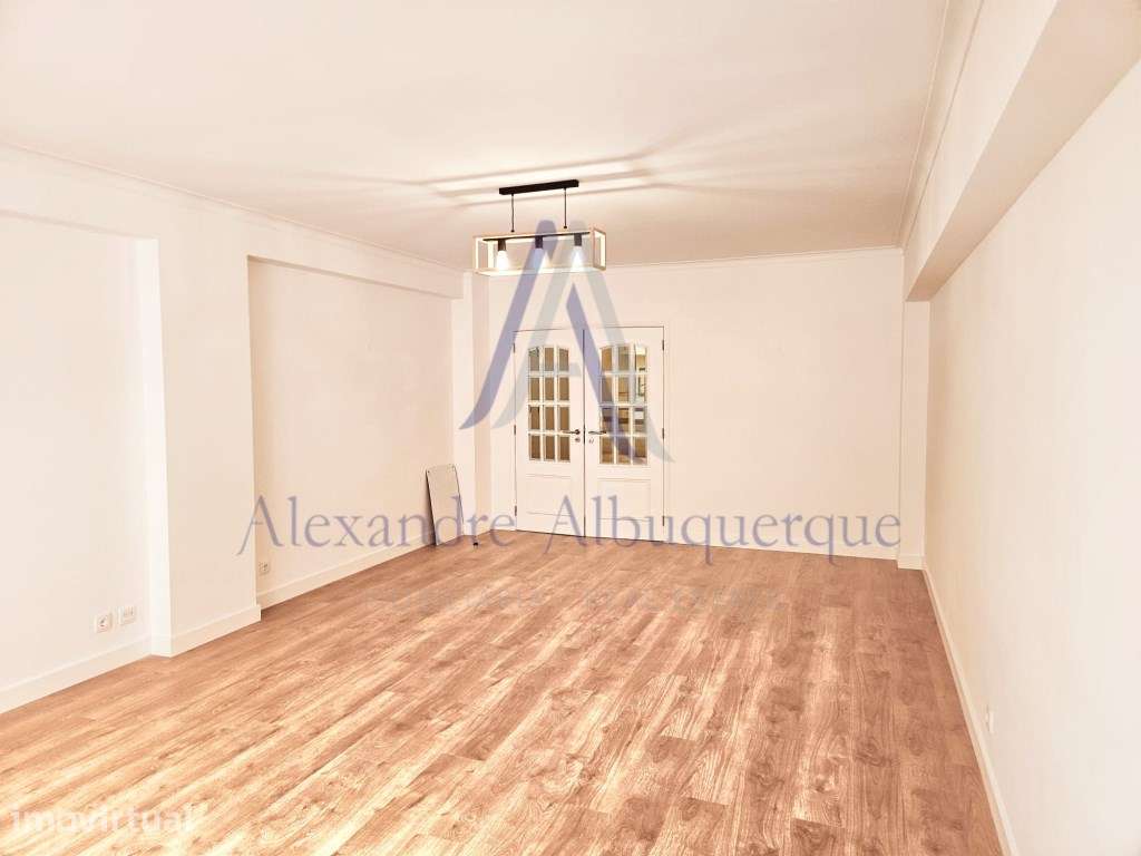 Apartamento T3 Totalmente Remodelado com parqueamento e arrecadação... - Grande imagem: 4/31