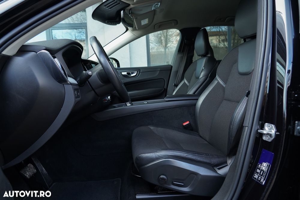 Volvo XC 60 B4 MHEV AT8 AWD Momentum Pro - 33
