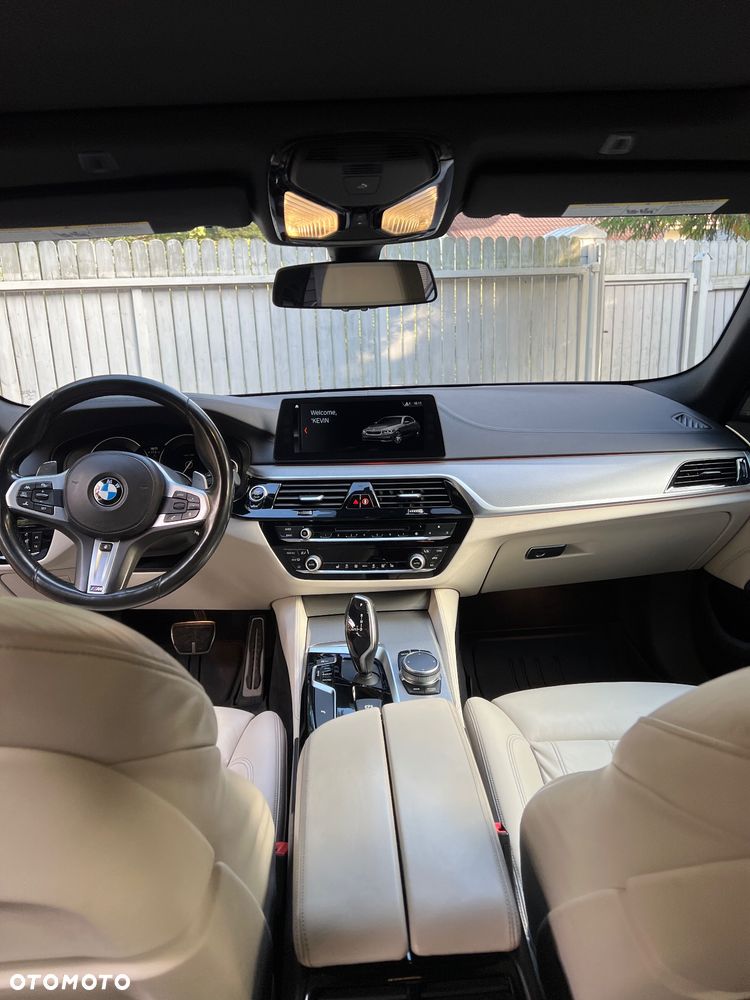 BMW Seria 5 M550i xDrive sport - 29