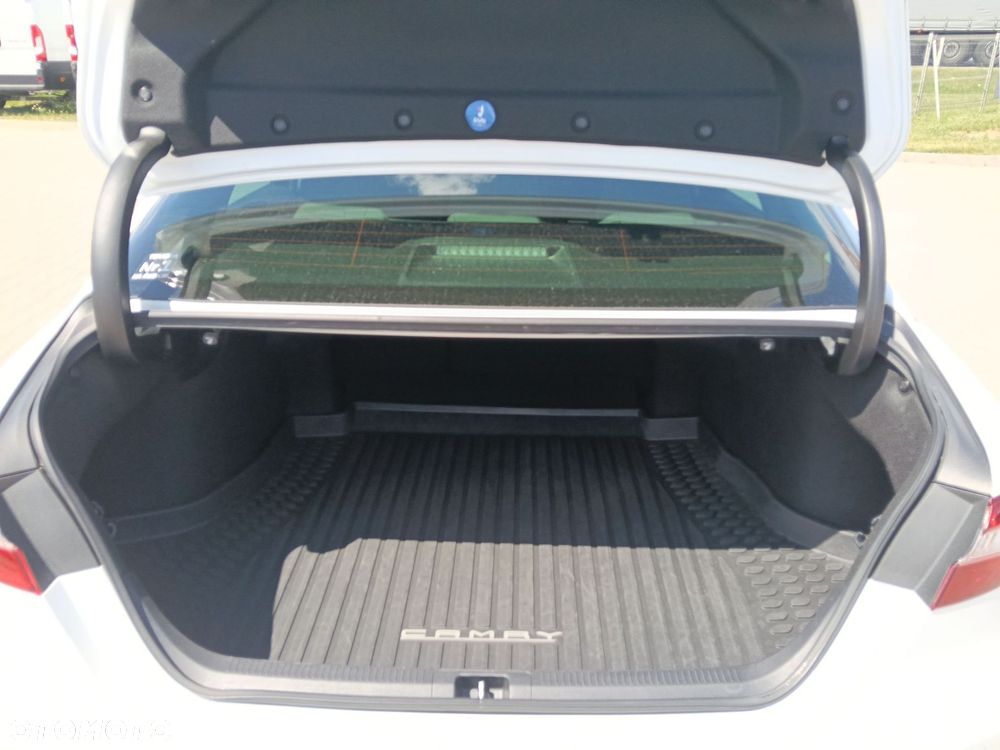 Toyota Camry 2.5 Hybrid Comfort CVT - 13