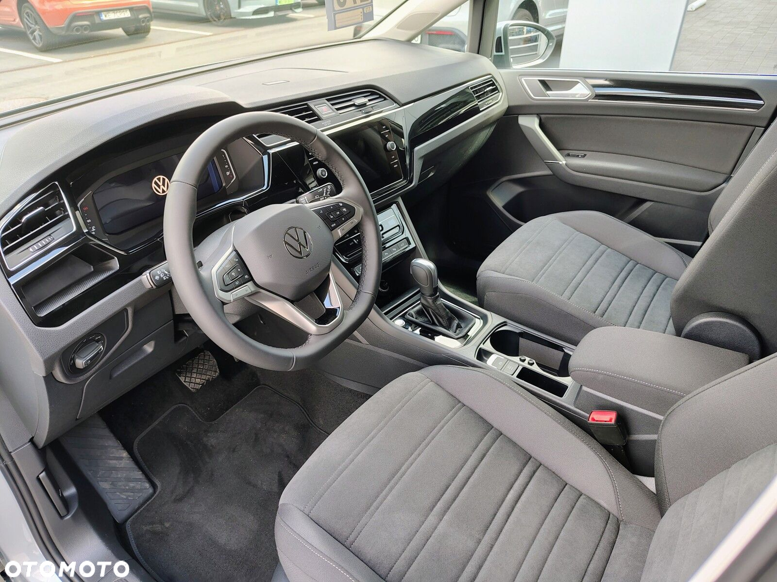 Volkswagen Touran - 12