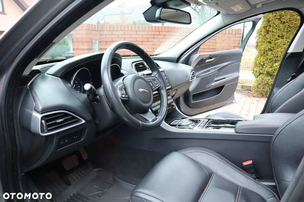 Jaguar XE 20d Prestige - 9