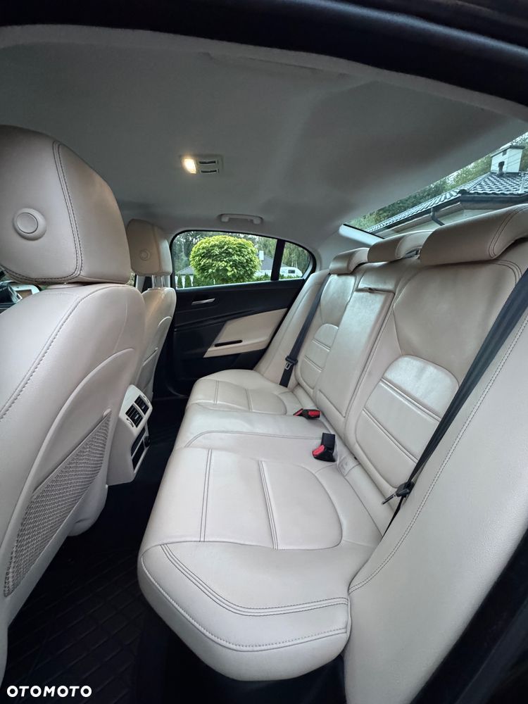 Jaguar XE - 21