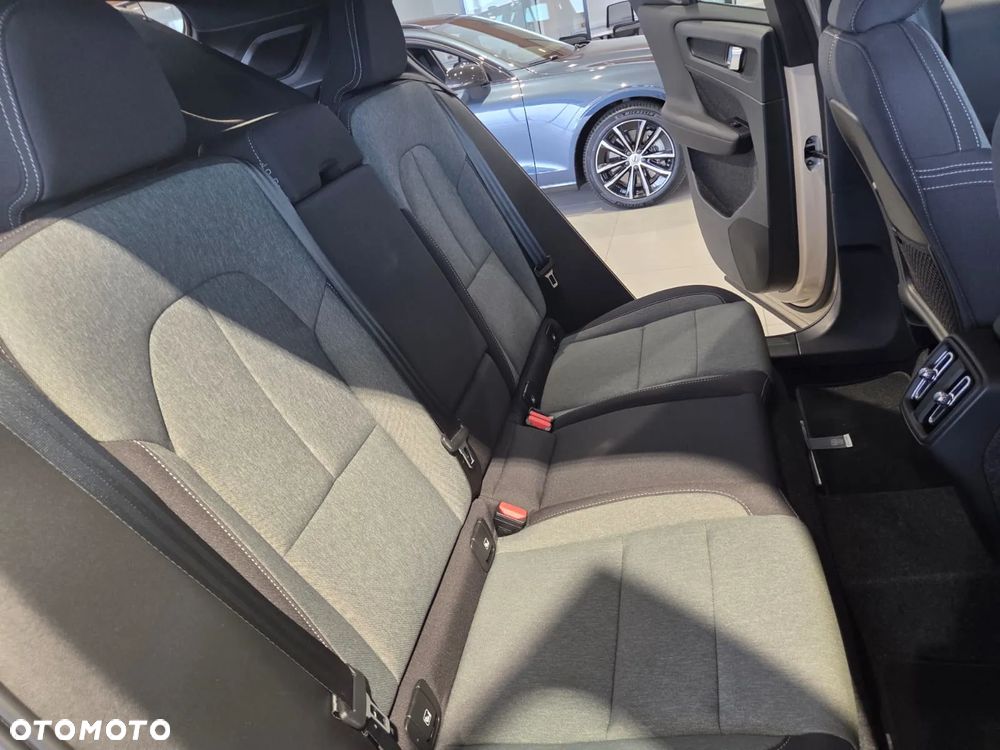 Volvo XC 40 B4 Plus Black Edition - 27
