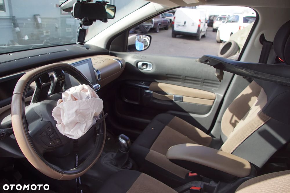Auto na części - Citroen C4 Cactus 1.2 PureTech 110 KM HNZ 20ET25 EFC 2015R Silnik Skrzynia Drzwi Błotnik Zderzak Klapa Lampa Lusterko Klamka Szyba Deska Kokpit Sterownik Moduł Czujnik Licznik Wyświetlacz Panel Kierownica - 12