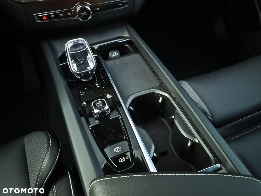 Volvo XC 60 B4 B Plus Dark - 19