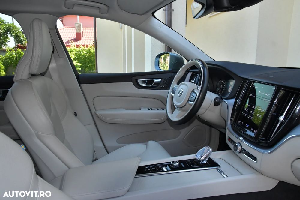 Volvo XC 60 B4 MHEV AT8 AWD Momentum Pro - 31
