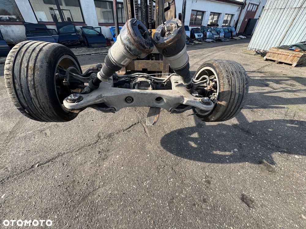 Mercedes w221 zawieszenie tylnie tył belka zaciski amortyzator prawy lewy zacisk zaciski tył prawy lewy zacisk most wał wachacz wahacz alufelgi 19 amg drążek stabilizatora przegub zewnątrz wewnętrzny tarcze tarcza dyfer kołyska 3.0 - 1