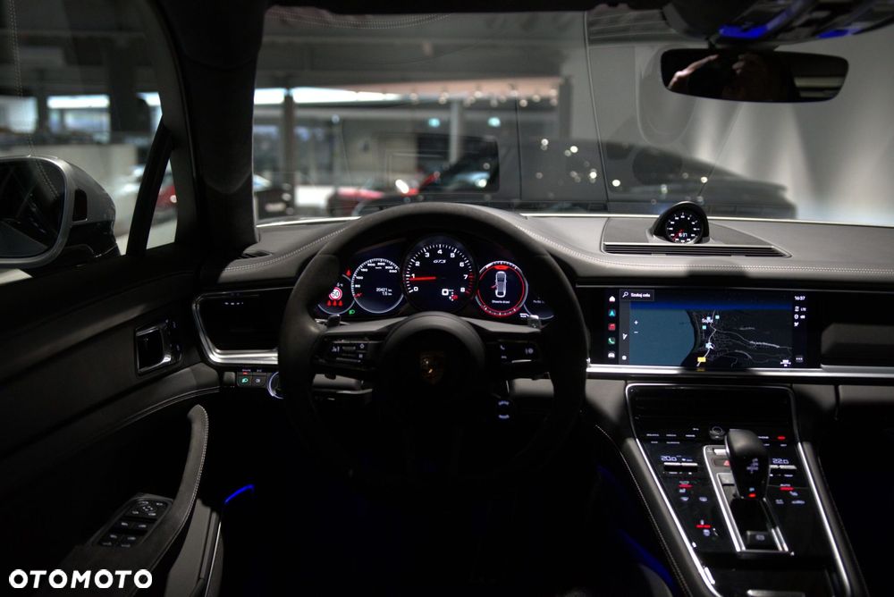 Porsche Panamera GTS Sport Turismo - 24