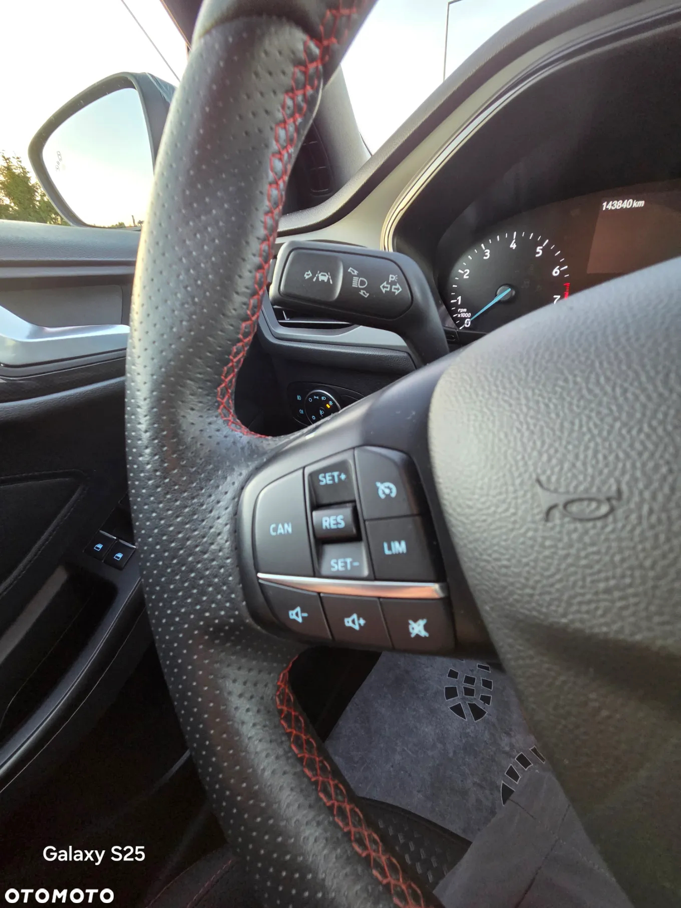 Ford Focus 1.0 EcoBoost Hybrid ST-LINE - 14