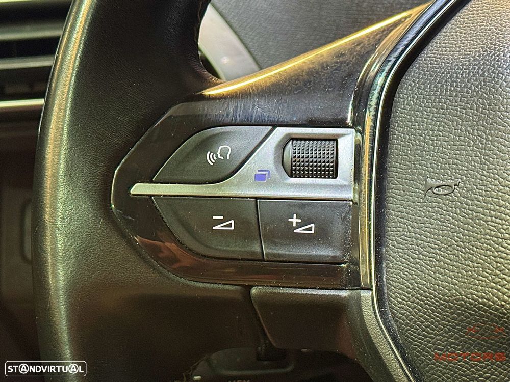 Peugeot 5008 1.2 PureTech Allure J18 - 23