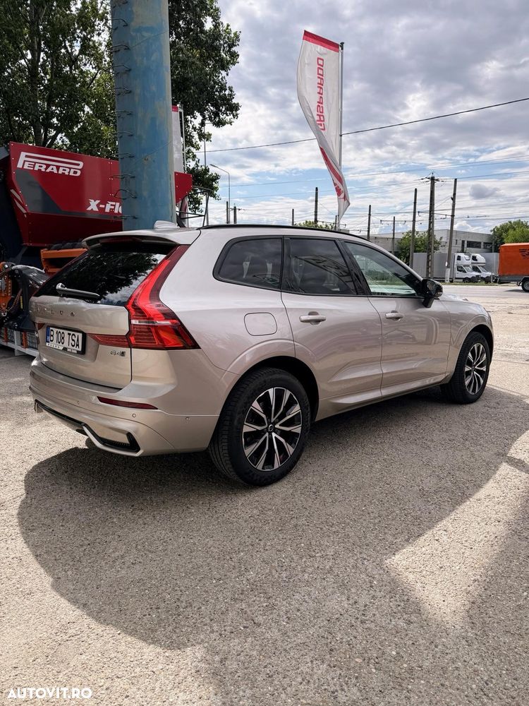 Volvo XC 60 B4 MHEV AT AWD Plus Dark - 12