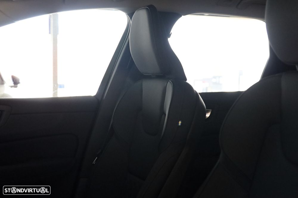 Volvo XC 60 2.0 T6 PHEV Plus Dark AWD - 10