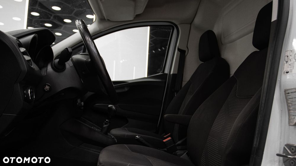 Ford Transit Courier - 19