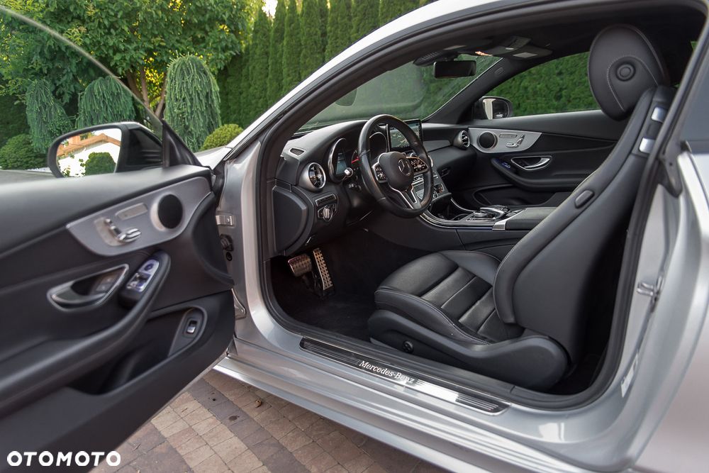 Mercedes-Benz Klasa C 300 9G-TRONIC - 22