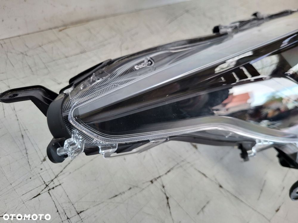 lampa przód przednia prawa toyota yaris iv 2020- - 4