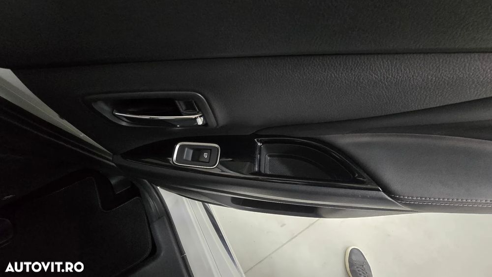 Mitsubishi Outlander PHEV 2.4 L 4X4 Intense - 24