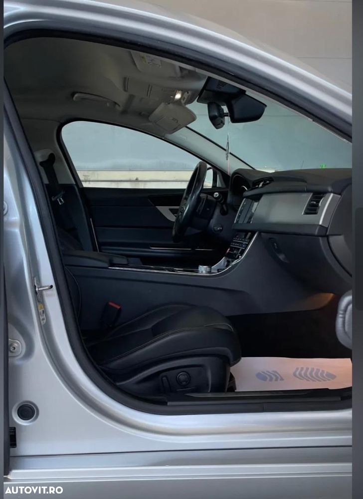 Jaguar XF 20d AWD Portfolio - 21