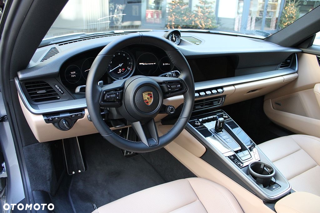Porsche 911 Carrera 4 - 9