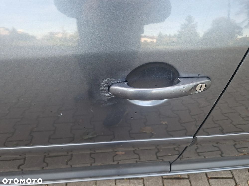 Volkswagen Touran - 12