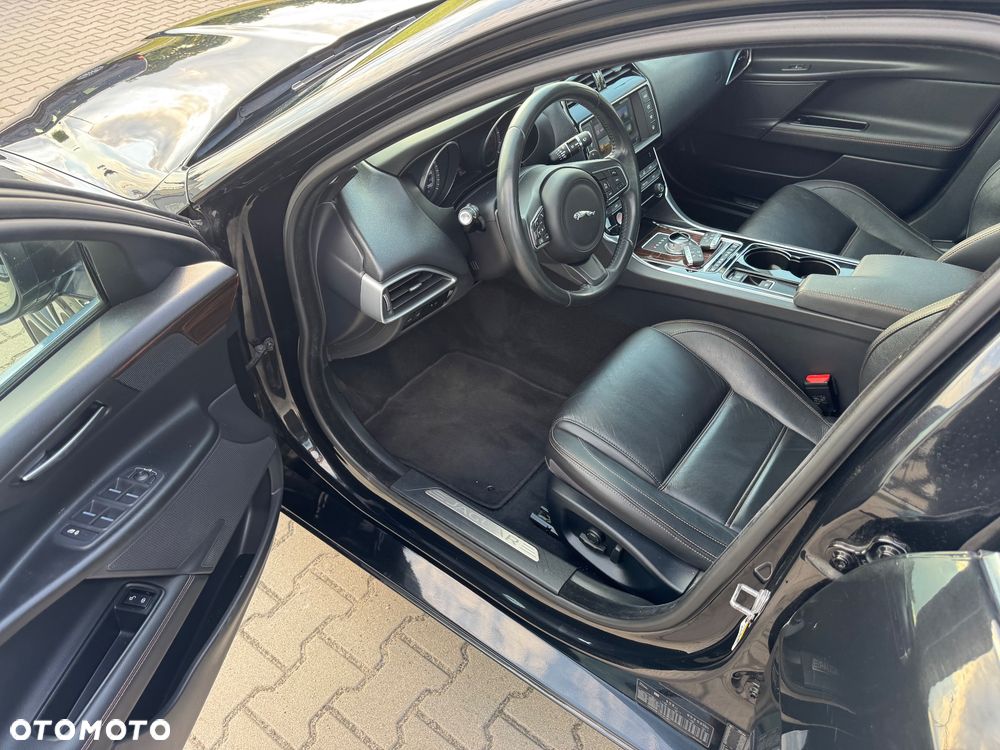 Jaguar XE 2.0 D AWD Prestige - 24