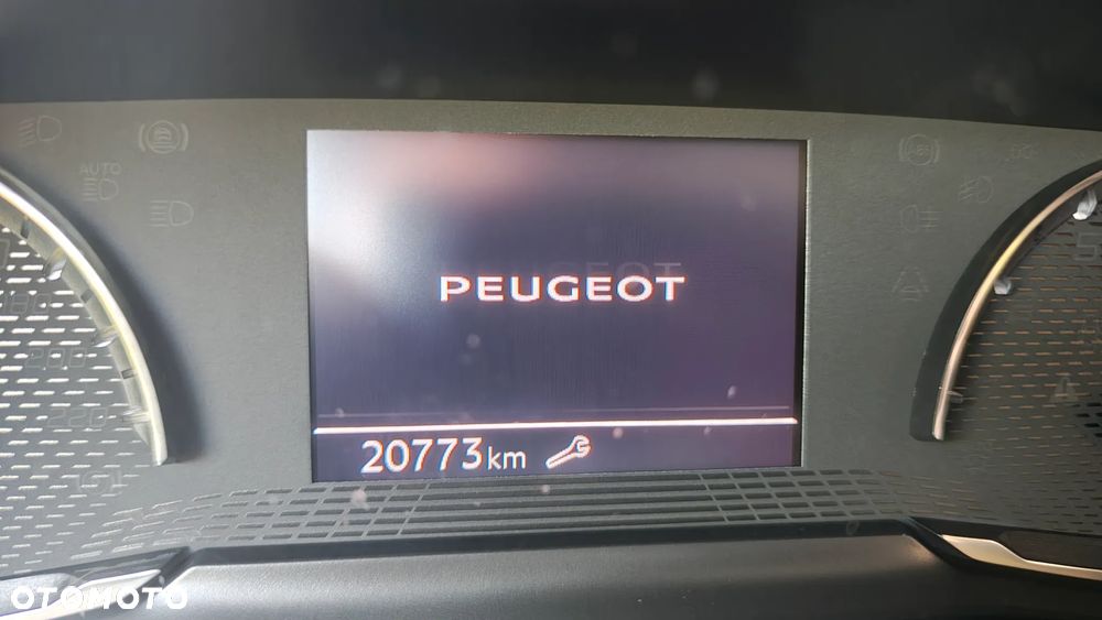 Peugeot 208 - 8