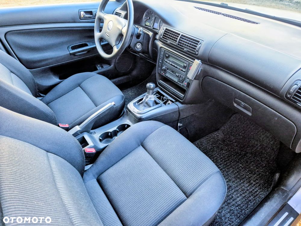 Volkswagen Passat 1.6 Comfortline Family - 12