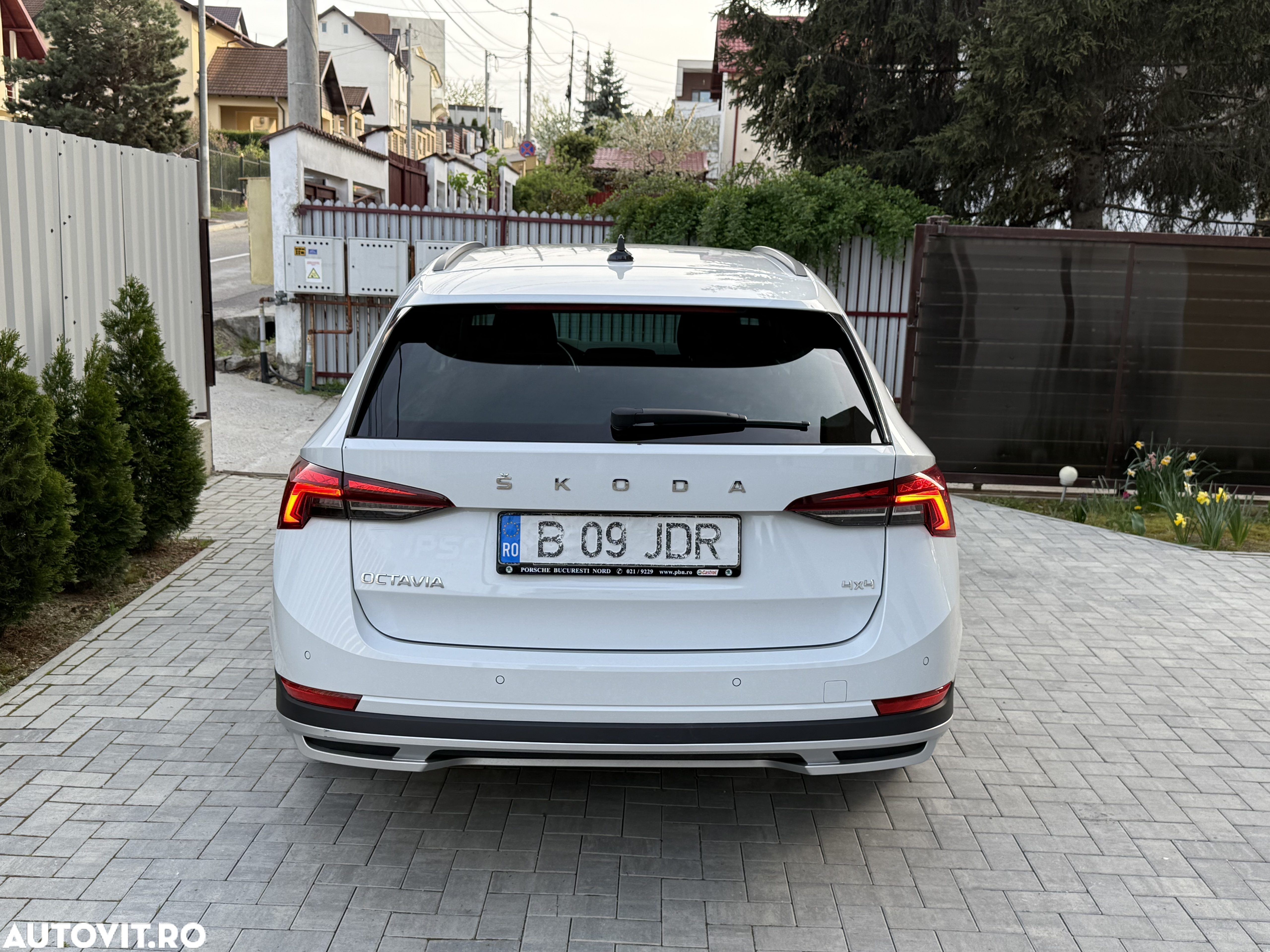 Skoda Octavia Combi 2.0 TDI DSG 4X4 Scout - 9