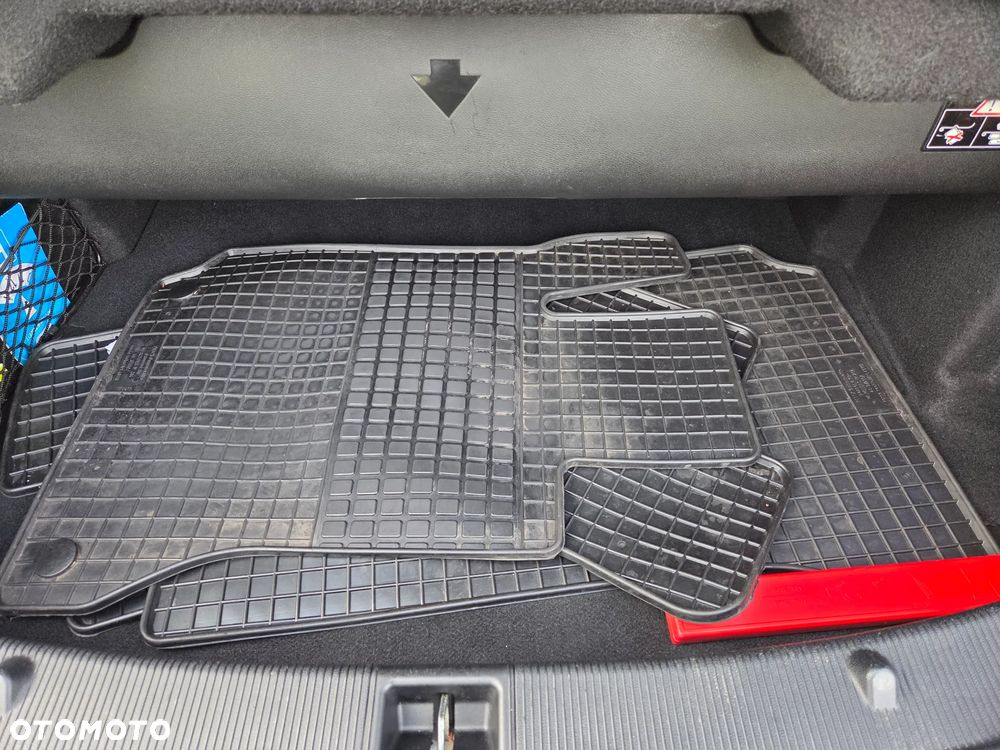 Mercedes-Benz Klasa E ver-e--klasse-cabrio-avantgarde - 31