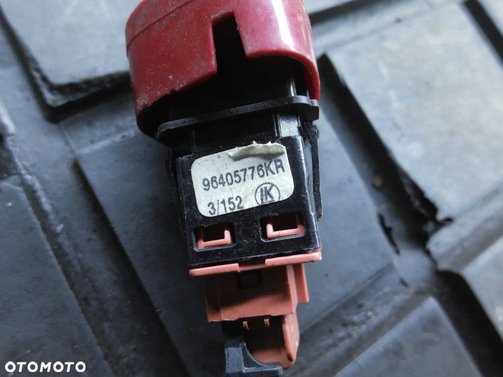 Przełącznik awaryjnych Citroen C3 C2 96405776KR - 2