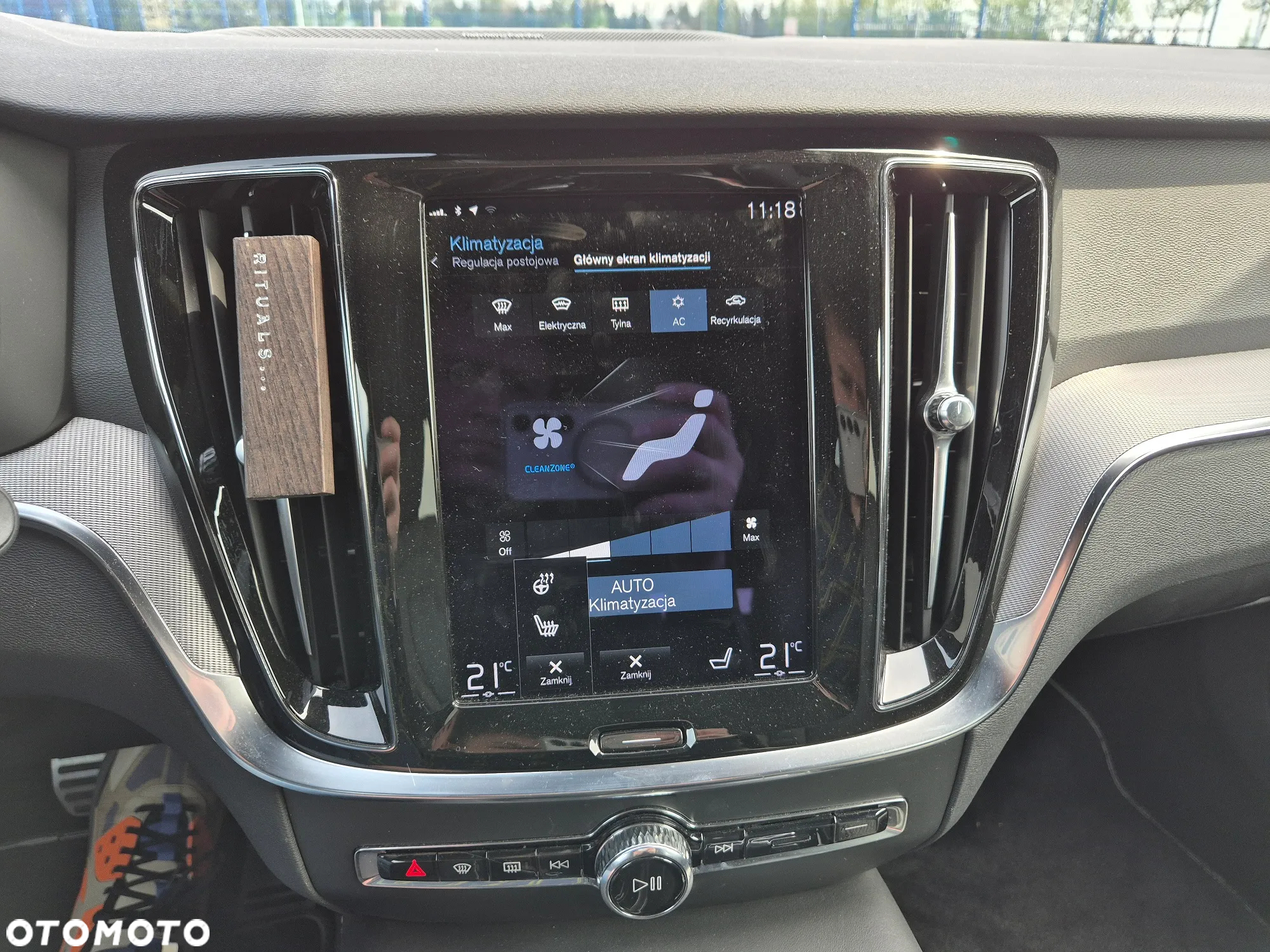 Volvo V60 T6 AWD Plug-In Hybrid Ultra Dark - 12