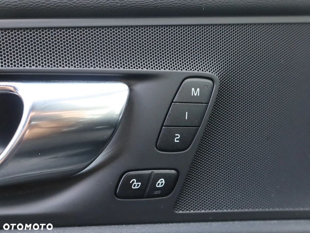 Volvo XC 60 B5 B AWD Plus Dark - 22