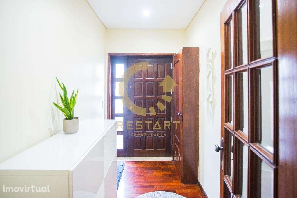 Duplex T2+2 com garagem e varanda, pronto a habitar, luz norte/sul e á - Grande imagem: 2/31