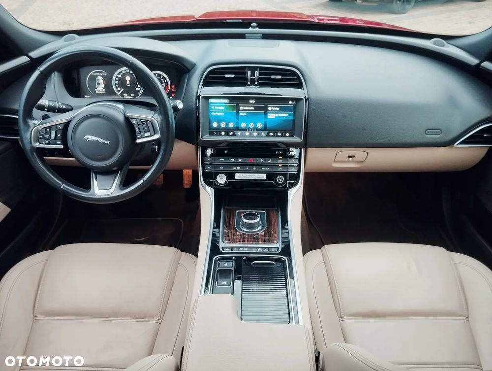 Jaguar XE 20t R-Sport - 22