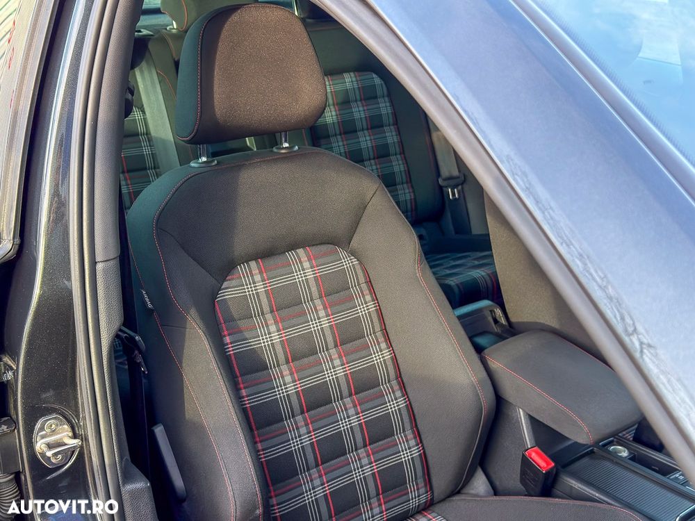 Volkswagen Golf - 24