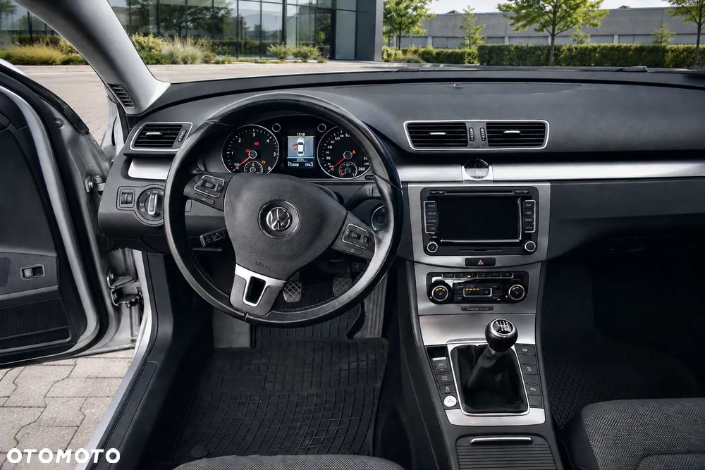 Volkswagen Passat 2.0 TDI Comfortline - 13