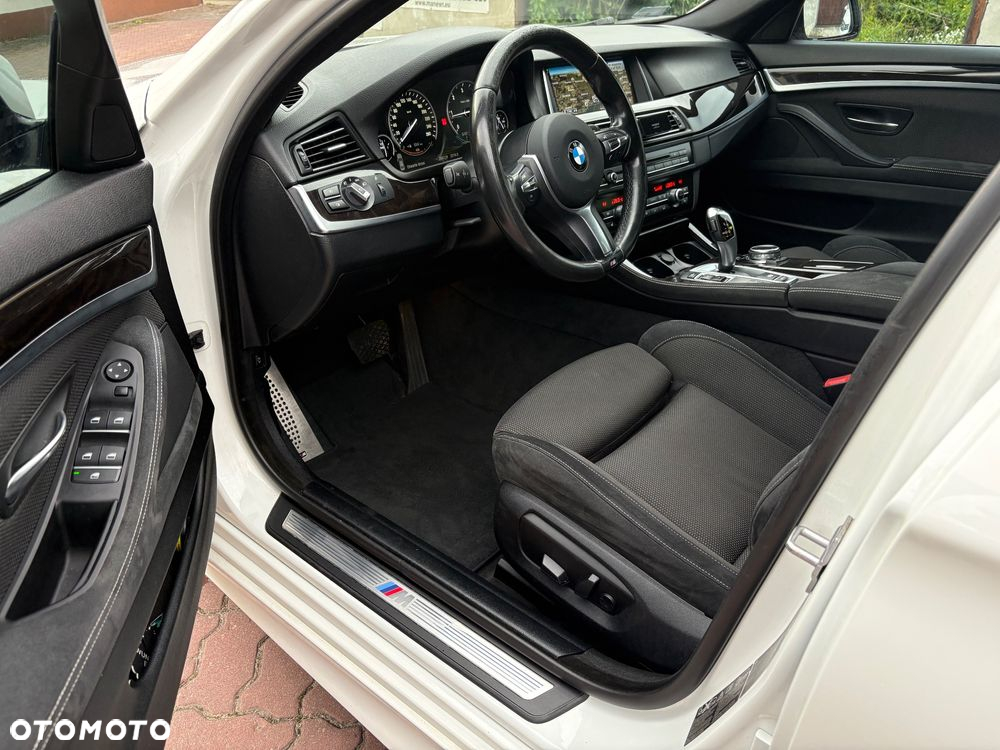BMW Seria 5 525d xDrive - 17