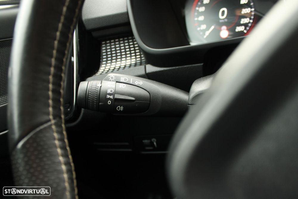 Volvo XC 40 1.5 T3 R-Design Tech Edition - 9