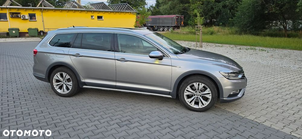 Volkswagen Passat - 1